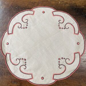 TAP0001 V.A.E. (Veritable Antique Elements) Tapete Bordado Vintage