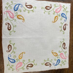 TAP0003 V.A.E. (Veritable Antique Elements) Tapete Bordado Vintage