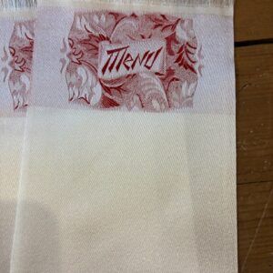 TRM005 V.A.E. (Veritable Antique Elements) - Tela de raso blanco con la palabra Menú, circa 1920, para menús