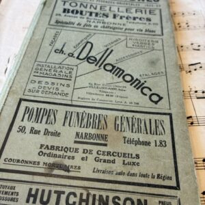 LBR0006 V.A.E. (Veritable Antique Elements) Tapas de anuario comercial de 1933